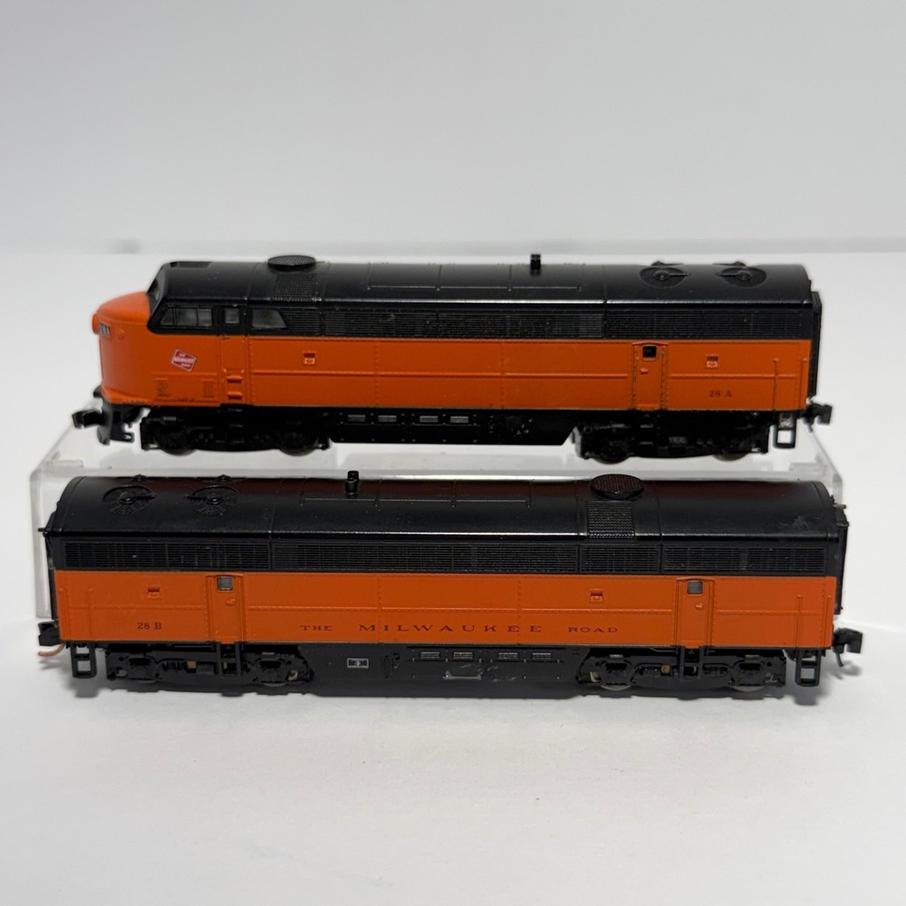 Life-Like HO Scale Milwaukee Road F-Unit Diesel Locomotive & B-Unit Set 28A 28B